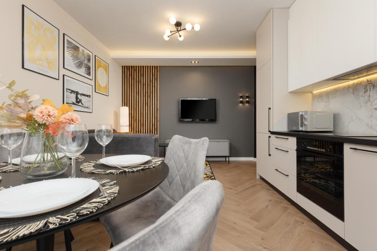 Stunning Family Apartment Ursynow With Parking & Balcony By Noclegi Renters Варшава Екстер'єр фото