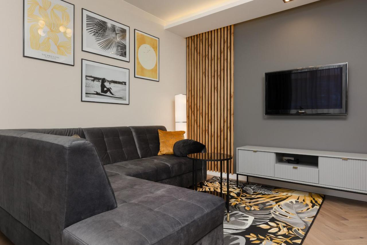 Stunning Family Apartment Ursynow With Parking & Balcony By Noclegi Renters Варшава Екстер'єр фото